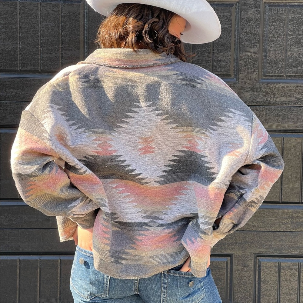 New boutique pink gray Aztec shacket jacket - Picture 8 of 9